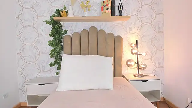 Snapshot of Roma__love chatting on 10/18/25, 12:07 Roma love online show from 10/18/25, 12:07