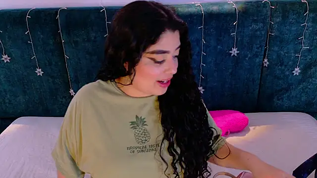 Snapshot of AgathaLynx chatting on 12/16/25, 10:41 AgathaLynx online show from 12/16/25, 10:41