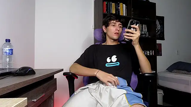 alex connorr online show from 11/18/25, 03:21