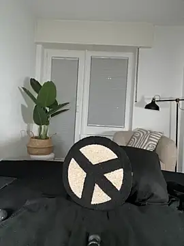 Lena Blom online show from 12/22/25, 09:04