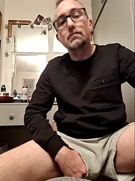 Snapshot of bibananaman chatting on 10/24/25, 12:42 bibananaman online show from 10/24/25, 12:42