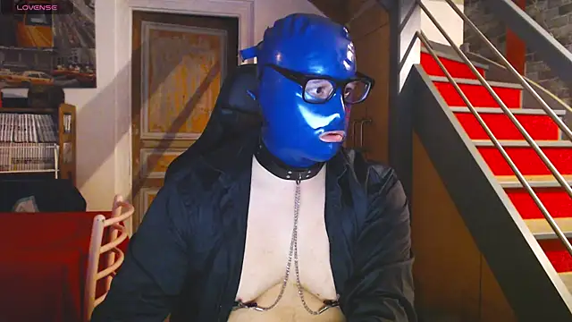 Snapshot of punky233 chatting on 12/18/25, 04:44 punky233 online show from 12/18/25, 04:44