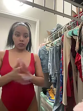 Snapshot of juicyyy323 chatting on 12/24/24, 03:16 juicyyy323 online show from 12/24/24, 03:16