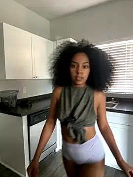 Snapshot of juicyyy323 chatting on 09/19/25, 08:24 juicyyy323 online show from 09/19/25, 08:24