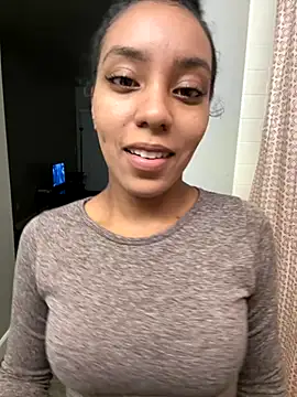 Snapshot of juicyyy323 chatting on 11/21/25, 02:54 juicyyy323 online show from 11/21/25, 02:54