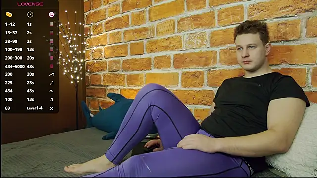 Snapshot of charlie_smiley chatting on 12/17/25, 02:05 charlie smiley online show from 12/17/25, 02:05