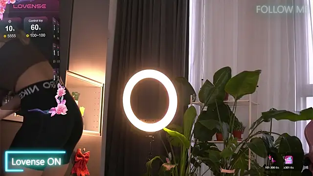 Snapshot of EmilyRaymont chatting on 12/15/25, 06:52 EmilyRaymont online show from 12/15/25, 06:52