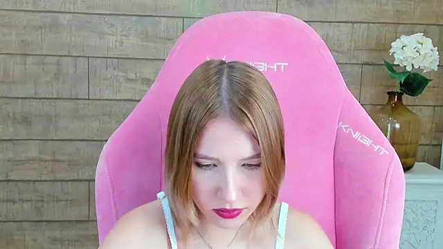 Snapshot of LiliLinn chatting on 09/22/25, 05:02 LiliLinn online show from 09/22/25, 05:02