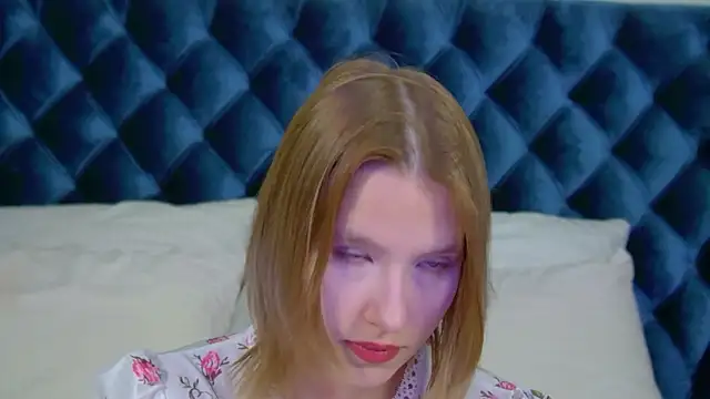 LiliLinn online show from 10/22/25, 04:12