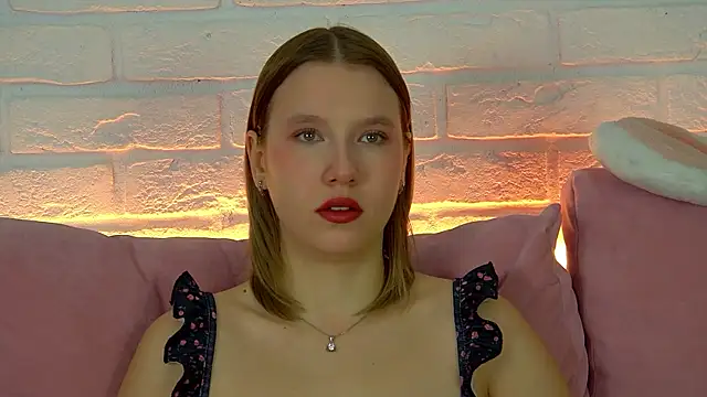 LiliLinn online show from 11/13/25, 05:33