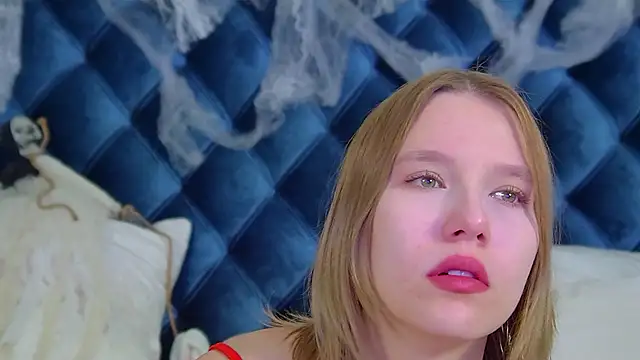 LiliLinn online show from 10/25/25, 04:11