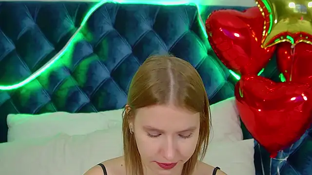 LiliLinn online show from 11/15/25, 05:00