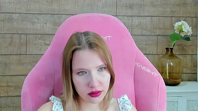 Snapshot of LiliLinn chatting on 10/20/25, 04:58 LiliLinn online show from 10/20/25, 04:58