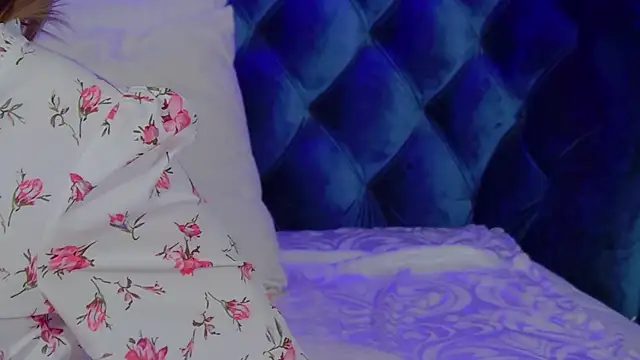 LiliLinn online show from 11/18/25, 04:38