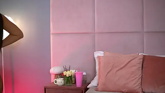 Snapshot of AlmaLuv chatting on 09/16/25, 03:40 AlmaLuv online show from 09/16/25, 03:40