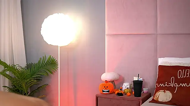 Snapshot of AlmaLuv chatting on 10/27/25, 04:57 AlmaLuv online show from 10/27/25, 04:57