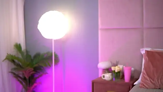 Snapshot of AlmaLuv chatting on 09/26/25, 03:46 AlmaLuv online show from 09/26/25, 03:46