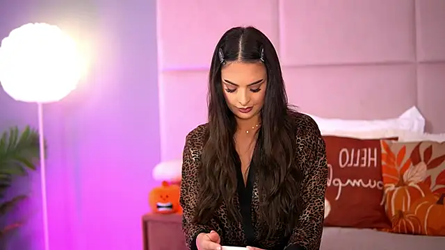 Snapshot of AlmaLuv chatting on 10/19/25, 03:53 AlmaLuv online show from 10/19/25, 03:53