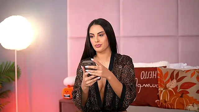 Snapshot of AlmaLuv chatting on 11/17/25, 04:49 AlmaLuv online show from 11/17/25, 04:49