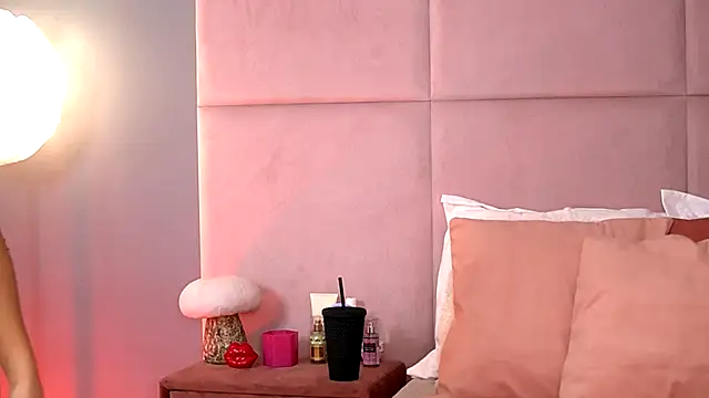 Snapshot of AlmaLuv chatting on 12/02/25, 04:03 AlmaLuv online show from 12/02/25, 04:03