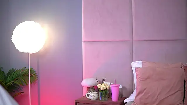 Snapshot of AlmaLuv chatting on 09/20/25, 03:55 AlmaLuv online show from 09/20/25, 03:55