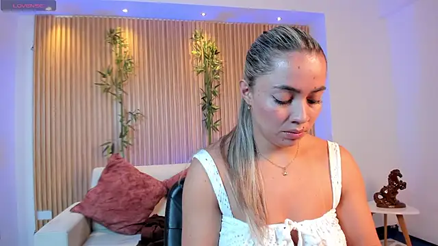 Snapshot of Alessia_Taylorr chatting on 12/15/25, 12:33 Alessia Taylorr online show from 12/15/25, 12:33