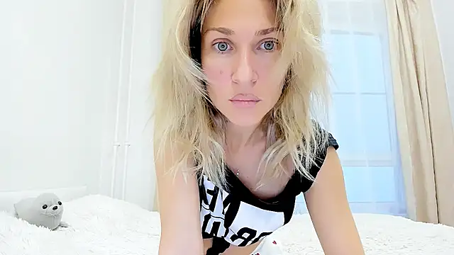 Mona Cruz online show from 10/19/25, 02:09