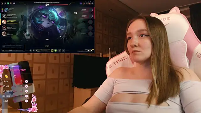 MoonlishSiren online show from 10/20/25, 09:04