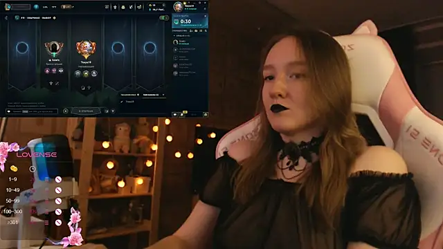 MoonlishSiren online show from 10/31/25, 06:04