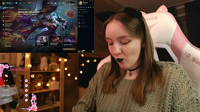 MoonlishSiren online show from 10/28/25, 08:19