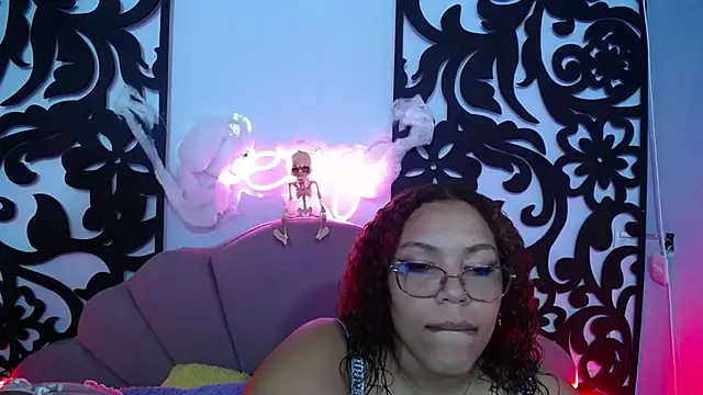 Snapshot of your_little_naughty1 chatting on 10/29/25, 03:05 your little naughty1 online show from 10/29/25, 03:05