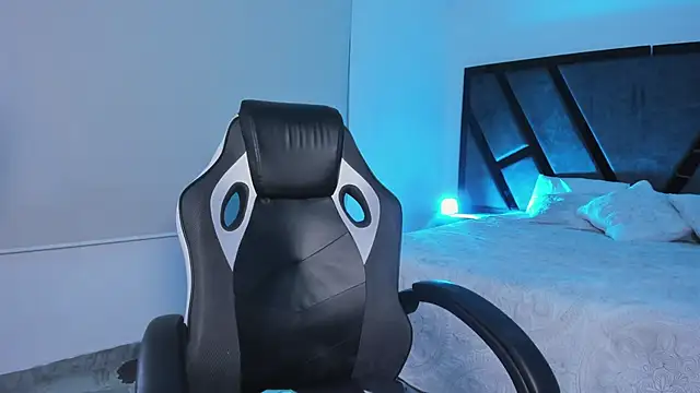 Snapshot of MelodyBliss chatting on 10/27/25, 04:13 MelodyBliss online show from 10/27/25, 04:13