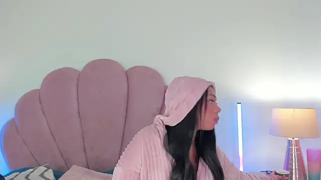 Nicole Paradise online show from 12/05/25, 12:48