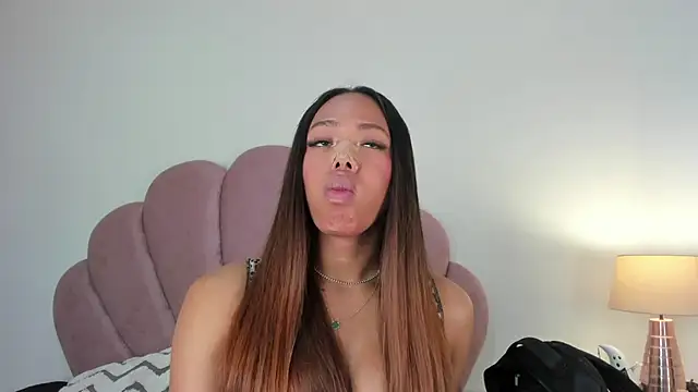 Nicole Paradise online show from 10/24/25, 12:04