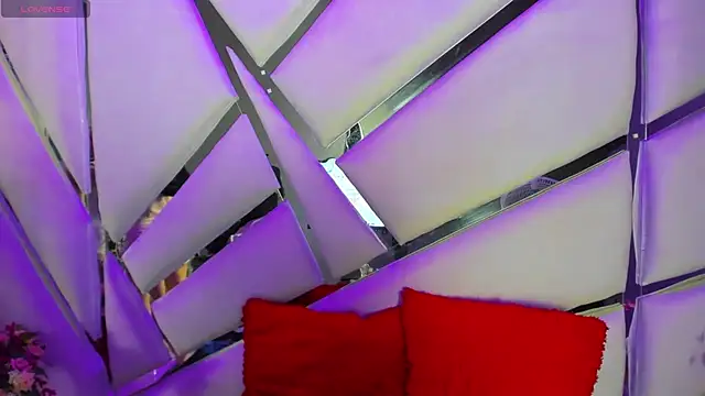 Aurora 18 online show from 11/14/25, 02:43