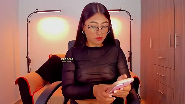 Snapshot of cloy_baby__ chatting on 11/05/25, 10:40 cloy baby online show from 11/05/25, 10:40