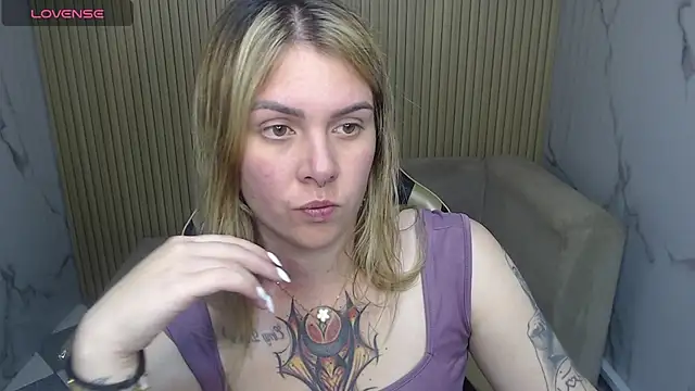 Snapshot of Paula_b_ chatting on 06/25/26, 01:16 Paula b online show from 06/25/26, 01:16
