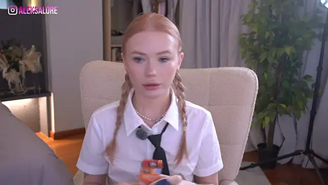 Snapshot of LexieLoree chatting on 05/25/26, 03:06 LexieLoree online show from 05/25/26, 03:06