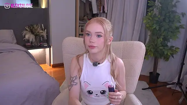 Snapshot of LexieLoree chatting on 05/30/26, 03:02 LexieLoree online show from 05/30/26, 03:02