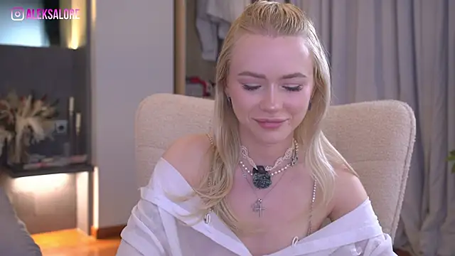 Snapshot of LexieLoree chatting on 04/18/26, 02:36 LexieLoree online show from 04/18/26, 02:36