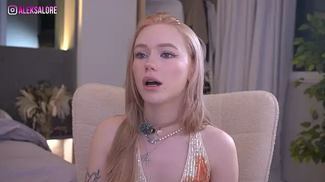 Snapshot of LexieLoree chatting on 05/27/26, 03:03 LexieLoree online show from 05/27/26, 03:03