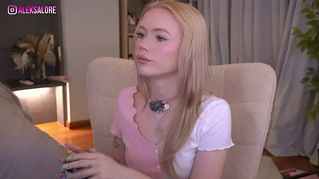 LexieLoree online show from 06/10/26, 02:57