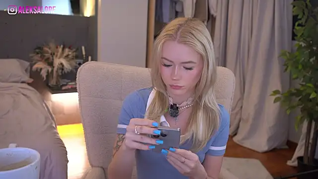 LexieLoree online show from 04/17/26, 02:36