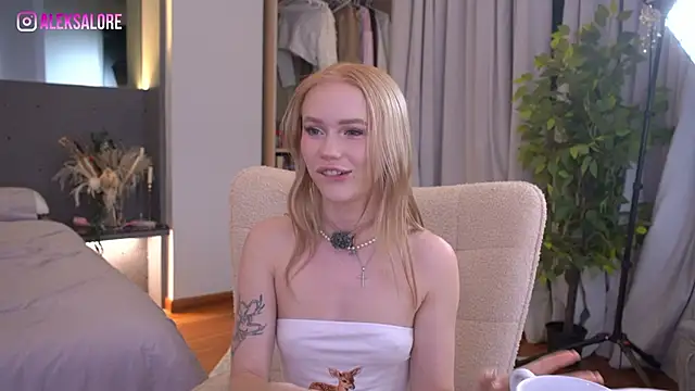 Snapshot of LexieLoree chatting on 05/22/26, 03:15 LexieLoree online show from 05/22/26, 03:15