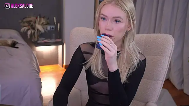 LexieLoree online show from 04/13/26, 02:26