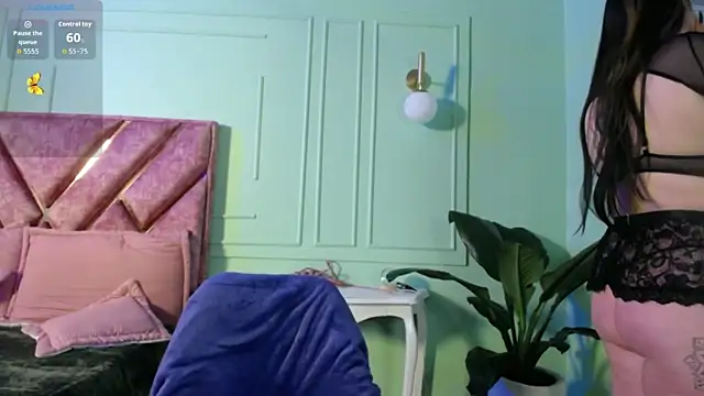 Snapshot of Layna_cold chatting on 11/13/25, 12:53 Layna cold online show from 11/13/25, 12:53