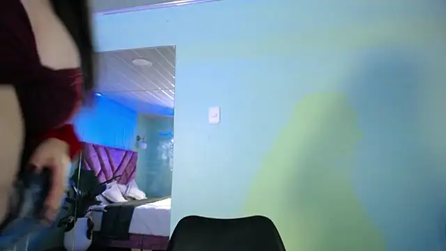 Snapshot of Layna_cold chatting on 10/27/25, 12:50 Layna cold online show from 10/27/25, 12:50