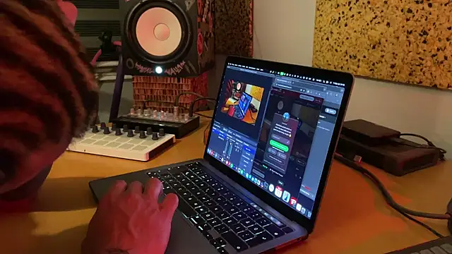 Snapshot of kameray12 chatting on 03/11/25, 06:19 kameray12 online show from 03/11/25, 06:19