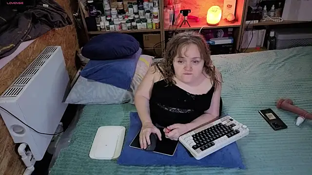 MiniNatalie online show from 11/26/25, 11:32