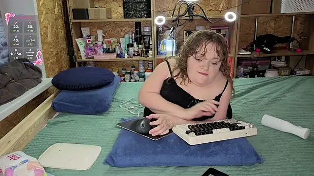 MiniNatalie online show from 12/20/25, 02:20